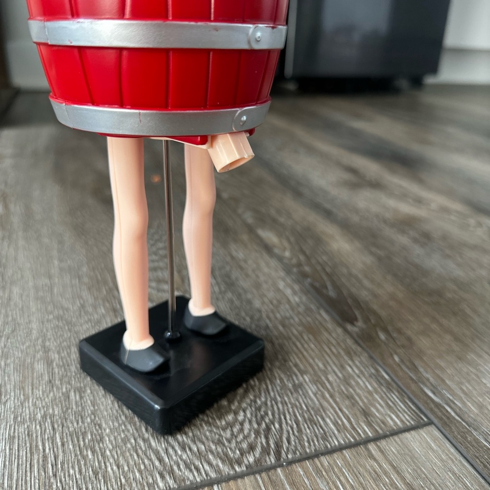 Santa Claus in Wooden Barrel Cigarette Dispenser 🎅 - Picture 7 of 15